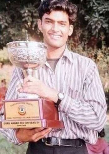 कपिल शर्मा का जन्म 2 अप्रैल 1981 में पंजाब के अमृतशहर में हुआ था. उनका असली नाम शमशेर सिंह है. वह लाफ्टर चैलेंज 3 जीत कर लाइमलाइट में आए थे. इस कॉमेडी शो को जीतने पर उन्हें 10 लाख की प्राइज मनी भी मिली थी. और इन्हीं जीत के रुपयों से उन्होंने अपनी बहन की शादी करवाई थी. 