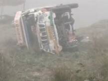 मोतिहारी से बनकटवा जा रही पिकअप वैन पलटी, दो की मौत, कई मजदूर गंभीर रूप से घायल