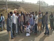 UP: सड़क दुर्घटना में बाइक सवार की मौत, परिजनों का आरोप रंजिश में मारी गई टक्कर