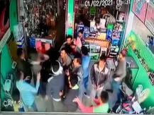 बुजुर्ग दुकानदार को दबंगों ने बेरहमी से पीटा, बीच-बचाव करने आई महिलाओं के साथ की ये हरकत