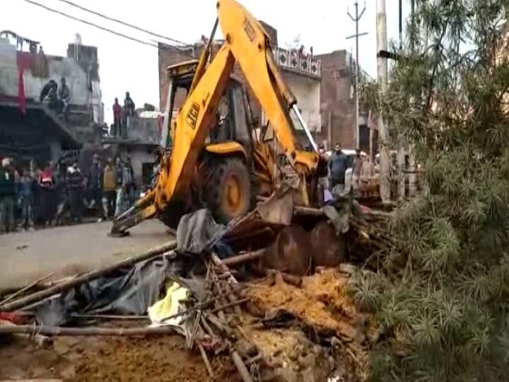Gorakhpur Nagar Nigam remove encroachment in city ann UP: अतिक्रमण पर चला नगर निगम का बुलडोजर, पार्क की बाउंड्री से सटाकर बना ली थी झुग्‍गी-झोपड़ी