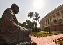 Farmers Protest: किसान आंदोलन पर आज भी संसद में हंगामे के आसार, विपक्ष स्थगन प्रस्ताव पर अड़ा