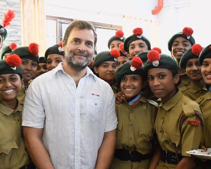 राहुल गांधी कई मौके पर कु्र्ता पायजामा के अलावा हॉफ शर्ट और टी शर्ट में भी नज़र आ चुके हैं.