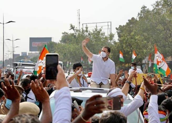 बता दें कि कुछ दिन पहले केरल में अपने संसदीय क्षेत्र वायनाड गए राहुल गांधी हॉफ शर्ट में ही नज़र आए थे.