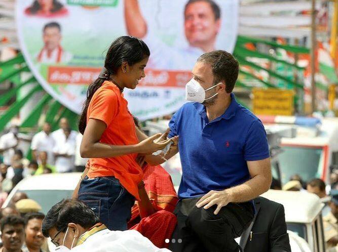 इससे पहले कांग्रेस के एक कार्यक्रम के दौरान राहुल गांधी नीले रंग की टी शर्ट में नज़र आए थे.