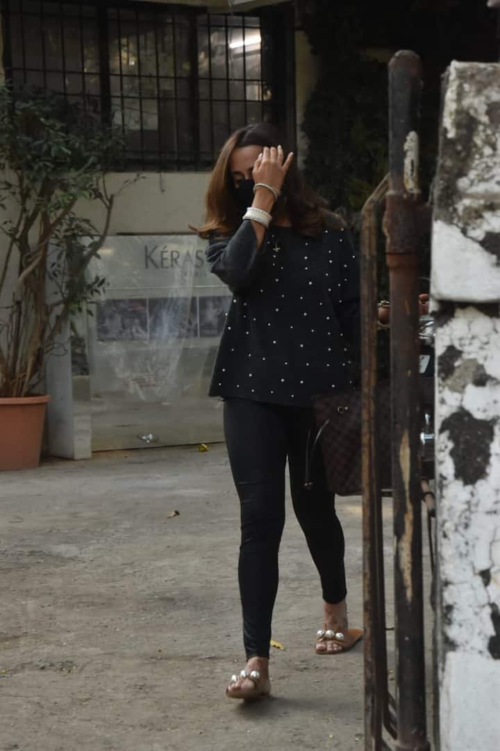 नताशा हाथों में चूड़ा पहने भी नज़र आईं. उन्होंने मास्क लगा रखा था इसलिए चेहरा नज़र नहीं आया.