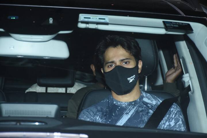 आपको बता दें कि वरुण धवन ने अपनी लॉन्ग टाइम गर्लफ्रेंड नताशा दलाल से 24 जनवरी को शादी रचा ली. इस शादी में कुछ करीबी लोग ही मौजूद रहे.