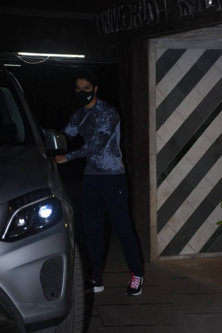  कल जिम के बाहर वरुण  ब्लू sweatshirt, डार्क ब्लू ट्रैक पैंट और sneakers में दिखे.