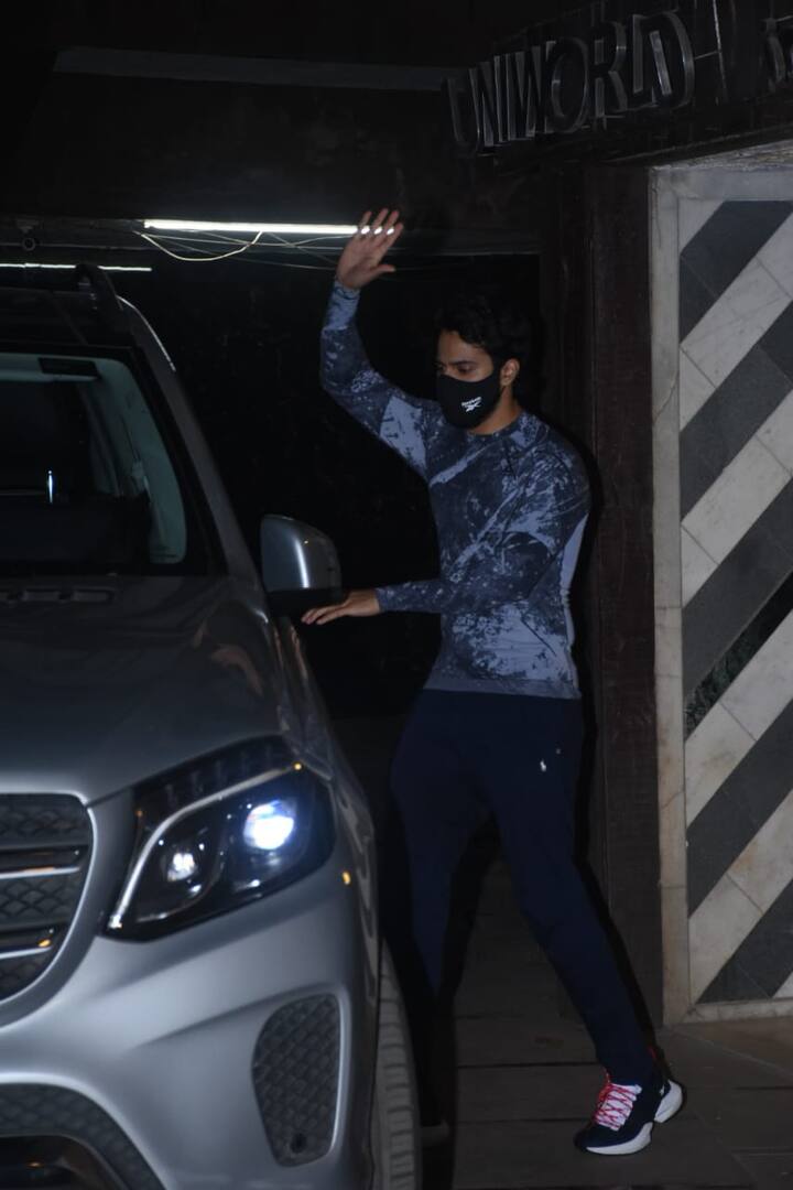 इस दौरान वरुण मास्क में दिखे लेकिन वहां मौजूद अपने फैंस को देखने के बाद वो wave करते भी दिखे.