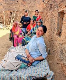 F.I.R की चंद्रमुखी चौटाला गांव में बिता रही हैं वक्त, इन्हें सिखा रहीं भगवत गीता का पाठ