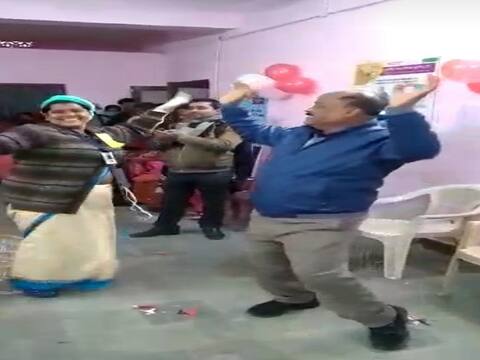 मोतिहारी पीएचसी में डॉक्टर और एएनएम के डांस का वीडियो वायरल मोतिहारी पीएचसी में डॉक्टर और एएनएम के डांस का वीडियो वायरल