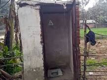 पीएम मोदी के 'स्वच्छ भारत मिशन' को पलीता लगा रहे हैं जिम्मेदार, कागजों में हुआ शौचालयों का निर्माण