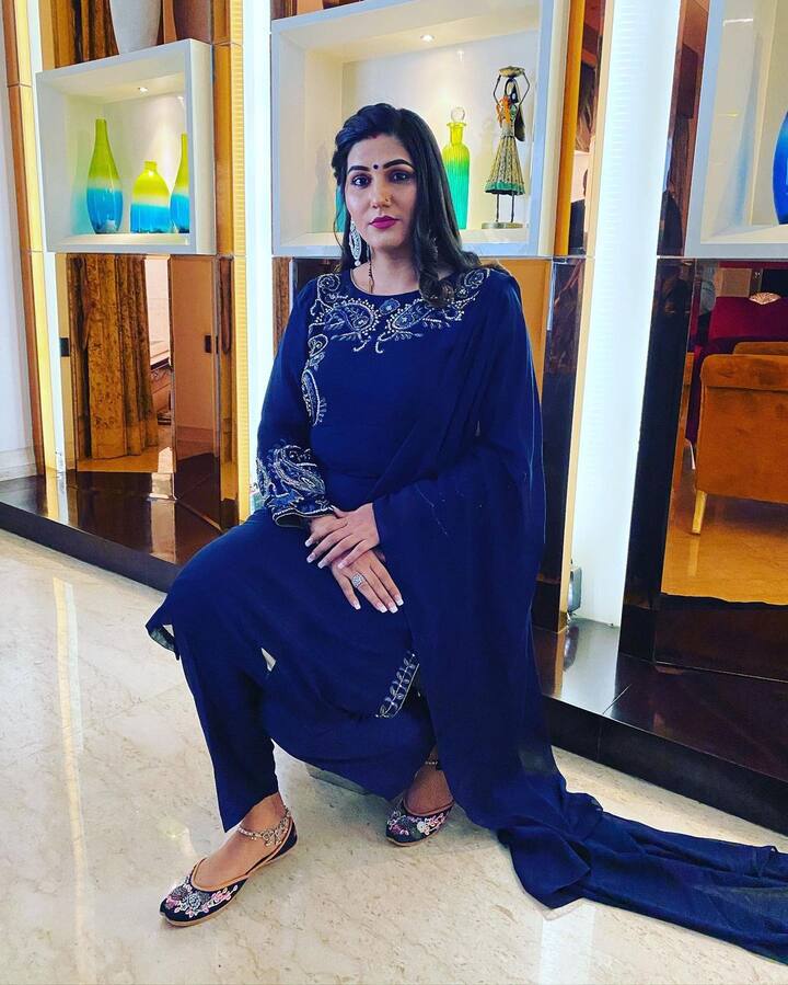 इस फोटोशूट की तस्वीरों को शेयर करते हुए उन्होंने लिखा कि कपड़ों से दुनिया नहीं बदलली बल्कि इसे पहनने वालों से बदलती है. 