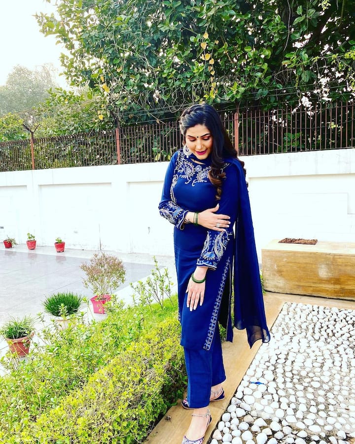 गहरे नीले रंग के आउटफिट में वह काफी सुंदर दिखआई दे रही हैं. उनके चेहरे पर आत्मविश्वास भी साफ झलक रहा है. 