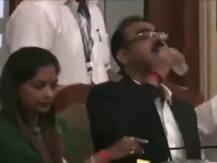 BMC के ज्वाइंट कमिश्नर रमेश पवार ने गलती से पी लिया हैंड सैनिटाइजर, देखें वीडियो