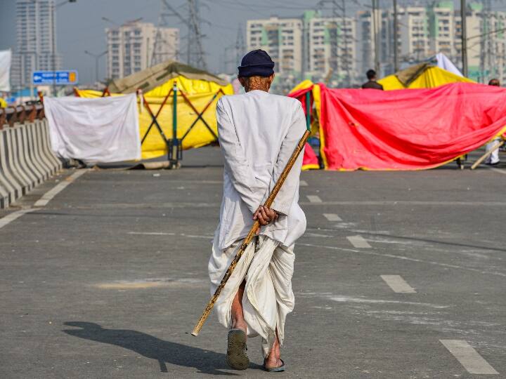 तीन नए कृषि कानूनों के विरोध में गाजीपुर, टीकरी और सिंघु बॉर्डर पर किसान तीन नए कृषि कानूनों को वापस लिए जाने की मांग को लेकर प्रदर्शन कर रहे हैं. यहां हालिया हिंसा की घटना को देखते हुए पुलिस ने किलेबंदी की है.