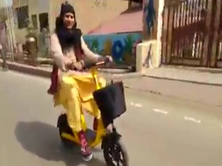 वृंदावन की गलियों में अनोखी साइकिल पर घूम रहे तेज प्रताप, वीडियो बनाने वाले को दे रहे हैं ये धमकी Tej Pratap roaming on unique bicycle in the streets of Vrindavan, video makers are giving these threats ann वृंदावन की गलियों में अनोखी साइकिल पर घूम रहे तेज प्रताप, वीडियो बनाने वाले को दे रहे हैं ये धमकी