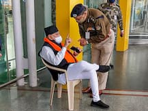 लखनऊ में एयरपोर्ट पर धरने पर बैठ गए पीएम मोदी के भाई प्रह्लाद मोदी, जानें वजह