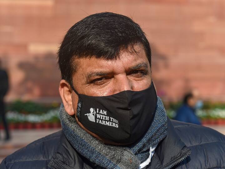 आम आदमी पार्टी के राज्यसभा सांसद संजय सिंह भी तीन नए कृषि कानूनों के आलोचक रहे हैं. बुधवार को राज्यसभा में शून्यकाल समाप्त होने पर आंदोलन कर रहे किसानों से जुड़ा मुद्दा उठाने का प्रयास किया. लेकिन सभापति एम वेंकैया नायडू ने उन्हें इजाजत नहीं दी. इसके बाद भी संजय सिंह समेत आप के अन्य दो सांसद नारेबाजी करते रहे. इसके बाद उन्हें सदन की कार्यवाही से पूरे दिन के लिए निलंबित कर दिया गया.