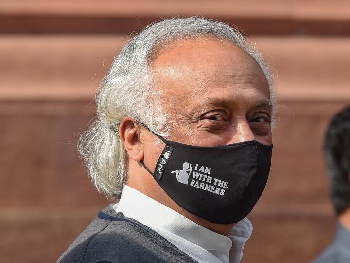 कांग्रेस नेता जयराम रमेश नए कृषि कानूनों के मुखर आलोचक रहे हैं. जयराम 'मैं किसानों के साथ हूं' लिखा मास्क पहनकर संसद पहुंचे.