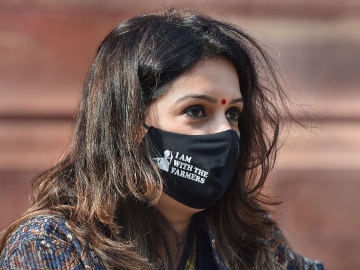 शिवसेना की राज्यसभा सांसद प्रियंका चतुर्वेदी किसानों के आंदोलन को लेकर मोदी सरकार को निशाने पर लेती रही हैं. उन्होंने बुधवार को ही सिंघु बॉर्डर पर सख्ती से संबंधित खबर साझा करते हुए ट्वीट किया, ''इसपर बोलना मना है- भारत सरकार''.