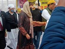 रामपुर: ट्रैक्टर रैली में जान गंवाने वाले नवरीत सिंह के परिजनों से मिलीं प्रियंका गांधी