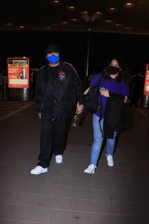 हनी सिंह पत्नी शालिनी के साथ मुंबई एयरपोर्ट पर नज़र आए, मास्क की वजह से नहीं दिखा चेहरा