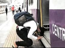 मुंबई: लोकल ट्रेन में माथा टेककर चढ़े शख्स की तस्वीर वायरल, लोगों ने दिए ये रिएक्शन