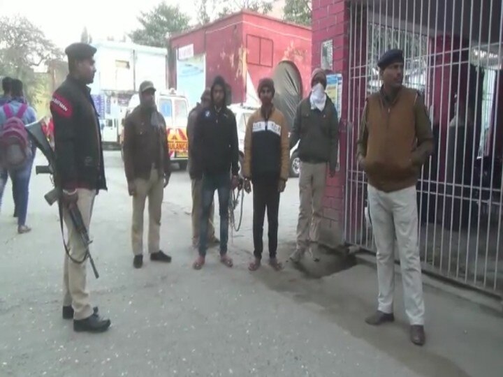 Axis bank robbery: Police arrested two robbers, recovered 60 thousand rupees and mobile ann एक्सिस बैंक लूट: पुलिस ने दो लुटेरों को किया गिरफ्तार, 60 हजार रुपये और मोबाइल किया बरामद
