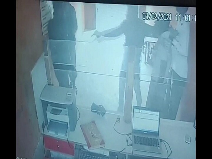 Gaya private bank robbery evacuated at Pistol tip CCTV video ann बैंक ऑफ बड़ौदा  में दिनदहाड़े हुई लूट, तमंचे की नोक पर खाली करा लिया बैंक, CCTV में कैद हुई वारदात