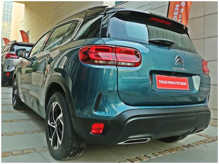 वैरिएंट लाइन-अप में केवल दो ट्रिम्स होंगे जिन्हें फील और शाइन कहा जाता है, जबकि दोनों 8-इंच टच-स्क्रीन, 12.3 इंच टीएफटी डिजिटल डिस्प्ले, ड्राइवरलेस सीट, ड्यूल-जोन क्लाइमेट कंट्रोल, इलेक्ट्रॉनिक पार्किंग जैसी मानक सुविधाओं से लैस हैं. ब्रेक, रियर कैमरा, फ्रंट और रियर पार्किंग सेंसर, पडल लैंप, 6 एयरबैग, हैंड्स-फ्री पार्किंग आदि हैं. टॉप-एंड शाइन में फुल एलईडी हेडलैम्प के साथ-साथ हैंड्स-फ्री टेलगेट ओपनिंग के साथ अतिरिक्त सुविधा वाला पैनोरमिक सनरूफ भी मिलता है. Citroen केवल एक डीजल इंजन की पेशकश कर रहा है जो एक 2.0l इकाई है जो 177hp और 400Nm बनाता है, जबकि मानक भी एक 8-स्पीड ऑटोमैटिक प्लस है, इसमें ड्राइव मोड हैं, हालांकि कोई भी ऑल-व्हील ड्राइव की पेशकश नहीं की जा रही है. दावा किया गया माइलेज 18.6kmpl (एक स्टार्ट / स्टॉप सिस्टम के साथ) है, जबकि कंपनी अपने हाइड्रोलिक सस्पेंशन सिस्टम को यूएसपी होने के लिए हमारी सड़क की स्थिति में अच्छी तरह से काम करने की क्षमता के साथ दावा कर रही है. इसके अलावा कार में तीन एडजेस्टेबल रियर सीटें हैं, जिन्हें कार में एक्सट्रा स्पेस के लिए फोल्ड किया जा सकता है.