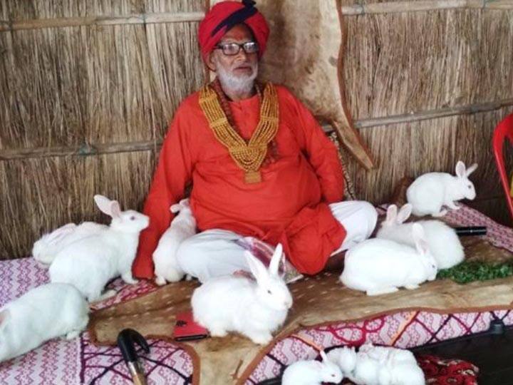 माघ मेले में आकर्षण का केंद्र बने खरगोश वाले बाबा, बनवाते हैं स्पेशल डिश, खिलाते हैं मोमोज़ rabbit Baba became the center of attraction at Magh Mela in Prayagraj ANN माघ मेले में आकर्षण का केंद्र बने खरगोश वाले बाबा, बनवाते हैं स्पेशल डिश, खिलाते हैं मोमोज़