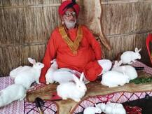 माघ मेले में आकर्षण का केंद्र बने खरगोश वाले बाबा, बनवाते हैं स्पेशल डिश, खिलाते हैं मोमोज़