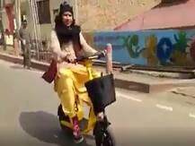 वृंदावन में तेज प्रताप ने चलाई ई- साइकिल, लोगों ने बनाया वीडियो तो बोले- केस कर दूंगा