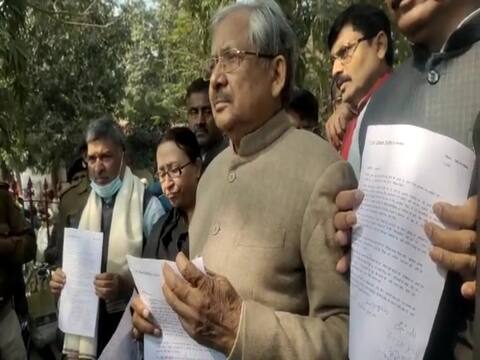 विपक्ष के नेताओं ने किया राजभवन मार्च, रूपेश हत्याकांड की जांच CBI से कराने को लेकर सौंपा ज्ञापन विपक्ष के नेताओं ने किया राजभवन मार्च, रूपेश हत्याकांड की जांच CBI से कराने को लेकर सौंपा ज्ञापन