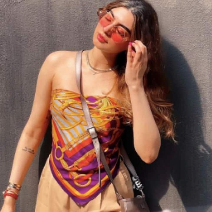 इस तस्वीर में भी खुशी अपनी कलाई के पास टैटू दिखाती नज़र आ रही हैं. उनकी ये कैंडिड तस्वीर काफी खूबसूरत है.