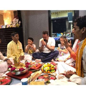 बता दें कि संजय और मान्यता दोनों ही भगवान में आस्था रखते हैं. इसलिए गणपति पूजा हो या फिर नवरात्र इनके घर में खूब धूमधाम से मनाई जाती है. 