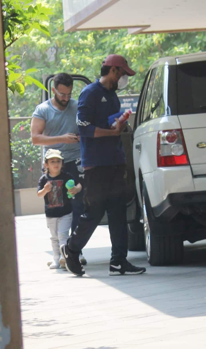 तैमूर अली खान आज Ninja Turtle के साथ खेलते नज़र आए. पहले पैपराजी को देखकर तैमूर रिएक्शन देते थे लेकिन बड़े होने के बाद ऐसा नहीं हो रहा. आजकल वो चुपचाप निकल जाते हैं.