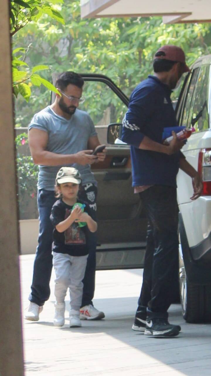 वहीं सैफ अली खान आज थोड़े सीरियल नज़र आए. जब उन्हें क्लिक किया गया उस वक्त वो फोन में बिजी दिखे.