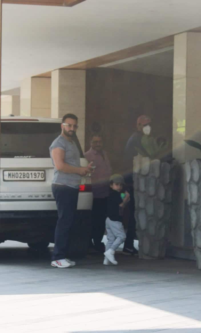 सैफ अली खान की बात करें तो पिछले कुछ समय से वो अपनी सीरिज तांडव को लेकर विवादों में हैं. मुंबई में उनके घर की सुरक्षा भी बढ़ा दी गई है.