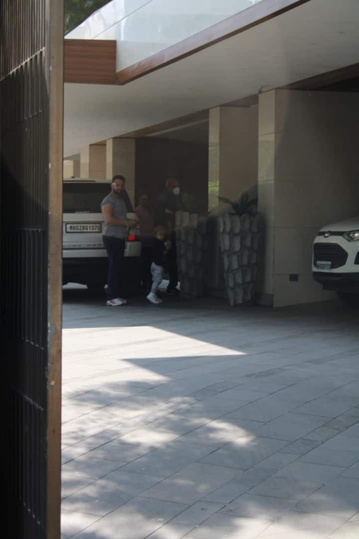 आपको बता दें कि हाल ही में करीना और सैफ नए घर में शिफ्ट हुए हैं. ये दोनों फिर से घर में नए मेहमान के स्वागत की तैयारी में हैं.