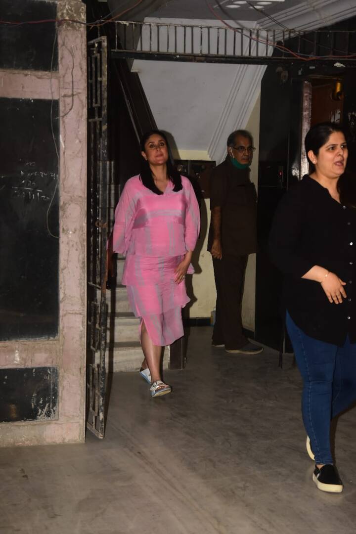 इसी महीने करीना कपूर अपने दूसरे बच्चे को जन्म देने वाली हैं. लेकिन वो घर पर आराम नहीं कर रहीं बल्कि लगातार काम कर रही हैं.