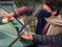 Viral Video: प्रियंका गांधी ने खुद साफ किया अपनी कार का शीशा, वीडियो वायरल