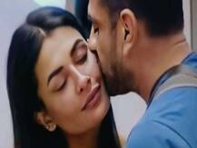 खुल्लम खुल्ला प्यार करेंगे हम दोनों: Bigg Boss 14 में सबके सामने हाथों में हाथ डाले Eijaz Khan और Pavitra Punia हुए रोमांटिक