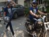 मुंबई के ट्रैफिक से परेशान हैं Kartik Aaryan, कार छोड़ करने लगे मोटरसाइकिल पर सवारी