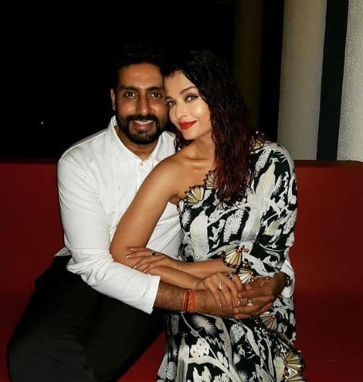 अभिषेक बच्चन भले ही अपनी पत्नी ऐश्वर्या जितना नेम- फेम नहीं कमा पाए हैं. लेकिन वे एक सफल बिजनेसमैन हैं. वह प्रो कबड्डी टीम जयपुर पिंक पैंथर और फुटबॉल टीम चेननईयन एफसी के मालिक हैं. वे एलजी होम अपलांस, अमेरिकन एक्सप्रेस क्रेडिट कार्ड. वीडियो कॉन डीटीएस , मोटोरोला मोबाइल्स , फोर्ड कार और कई अन्य ब्रांड्स के एड करते हैं. उनका नेट वर्थ 30 मिलियन डॉलकर यानी 227 करोड़ रुपये हैं.