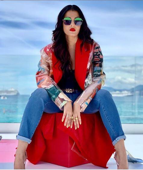 ऐश्वर्या राय बच्चन बॉलीवुड की हाईएस्ट पेड एक्ट्रेसेस में से एक हैं. 1994 में मिस वर्ल्ड पेजेंट जीतने से लेकर बॉलीवुड में लीड एक्ट्रेस के तौर पर खुद को स्थापित करने तक ऐश्वर्या राय बच्चन ने एक लंबा सफर तय किया है.