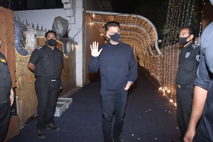 बॉलीवुड अभिनेता अनिल कपूर भी ब्लैक लुक में दिखाई दिए.