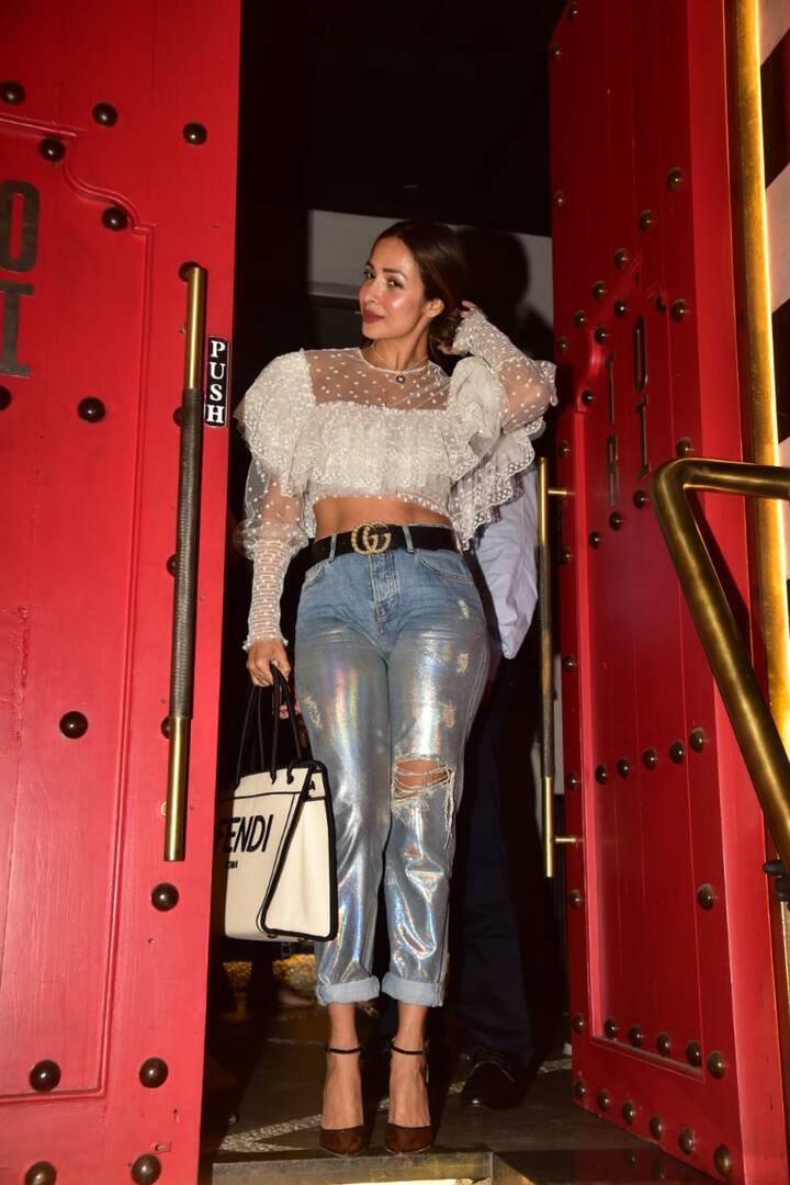 इस खास मौके पर मलाइका White क्रॉप टॉप, डेनिम और ब्राउन कलर के फुटवियर में नज़र आईं.