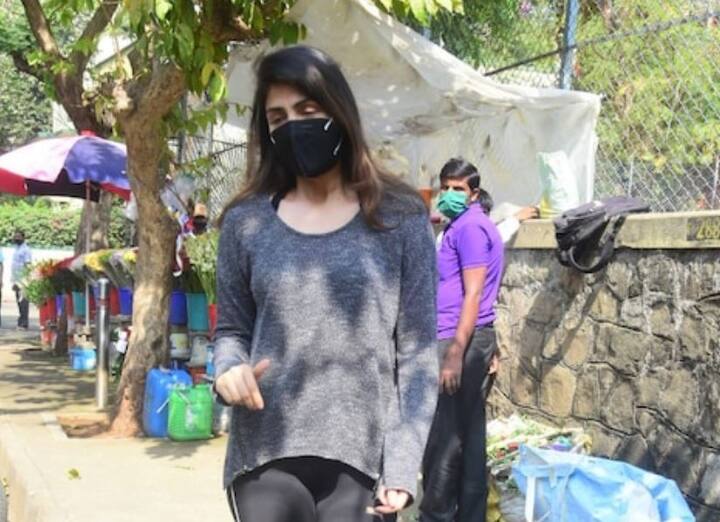 बता दें कि इससे पहले रिया को फूल खरीदते हुए स्पॉट किया गया था. इस दौरान वह काफी सिंपल लुक में थीं. 